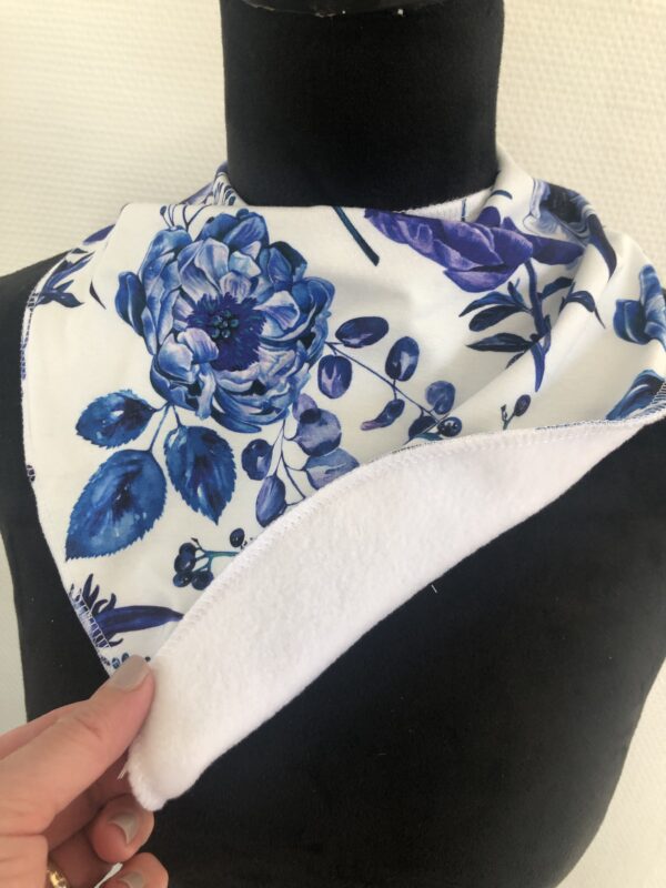 Savlesmæk 24cm hvid med blå blomster - Image 3